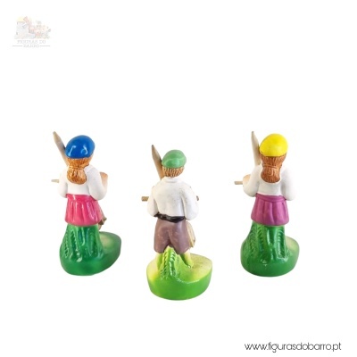 Meninas/os a brincar com roda de madeira