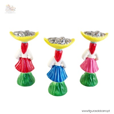 Mulher com cesta na cabeça a vender peixe