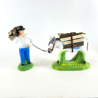 Homem a puxar burro com lenha