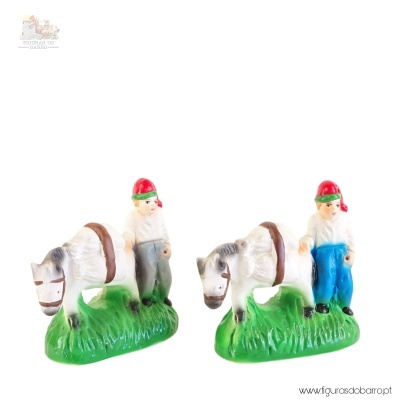 Homem moleiro com burro junto