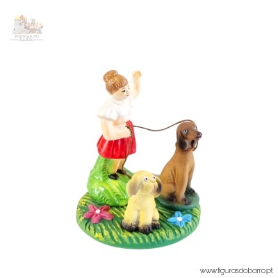 Mulher a passear os cães