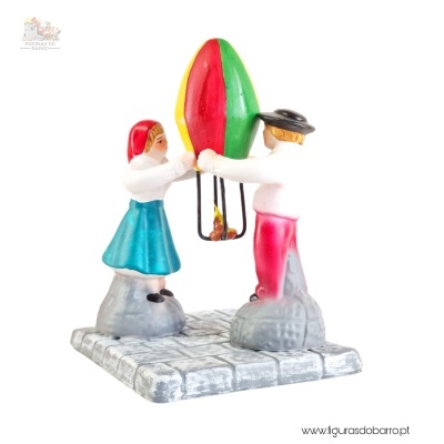 Casal a lançar o balão