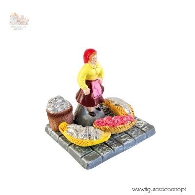 Peixeira a vender peixe no chão