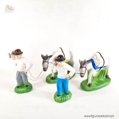 Homem a puxar burro moleiro grande