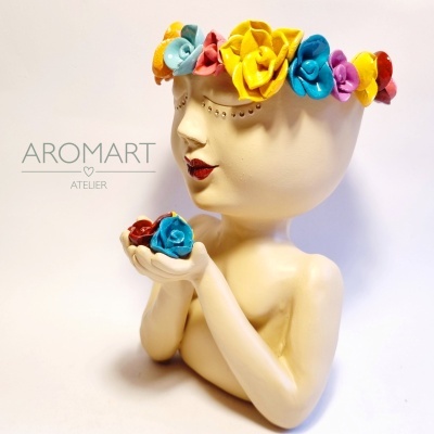 Jarra com coroa de flores