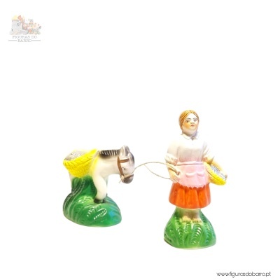 Mulher Peixeira a puxar o burro