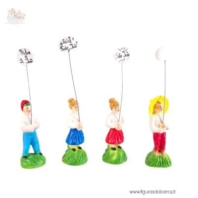 Homens e Mulheres com placas alusivas ao S. João