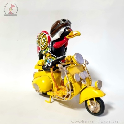 Galo Artesanal na Vespa Amarela