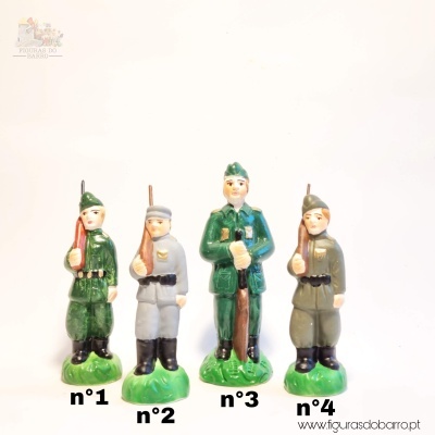 Quatro figuras de soldados miniatura em diferentes uniformes verdes e cinza, cada um segurando uma arma, sobre bases verdes. Números 1 a 4 identificam as figuras.