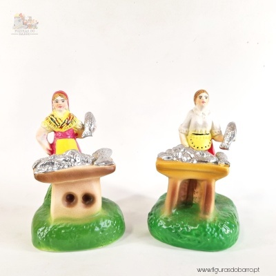 Mulher com banca a vender sardinhas