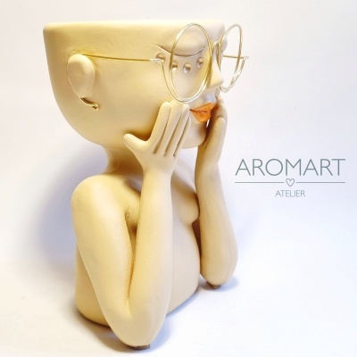 Jarra com rosto e óculos