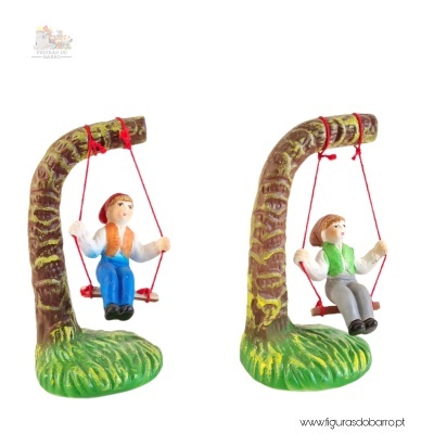 Figura do homem e mulher no baloiço