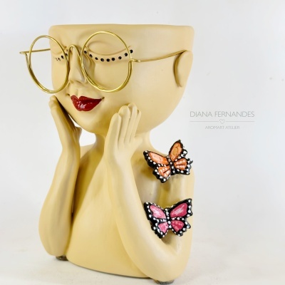 Jarra com borboletas e óculos