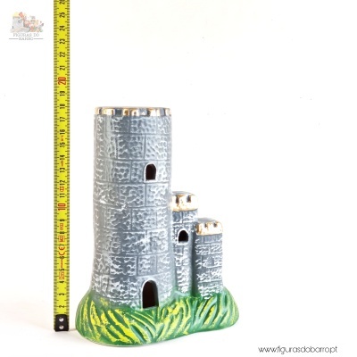 Castelo grande com uma torre