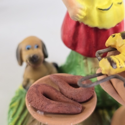 Mulher com fogareiro assar frango