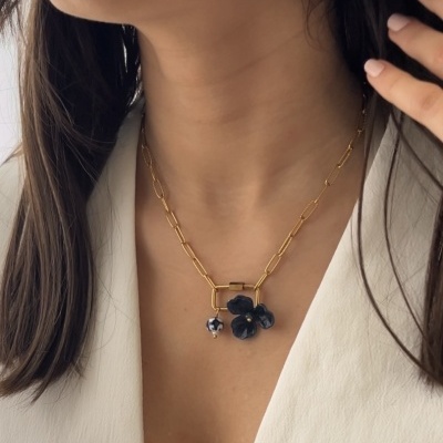 Corrente com flor azul
