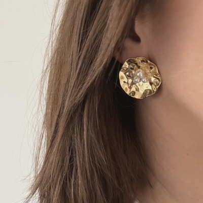 Brincos dourados com pérolas