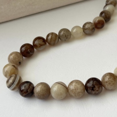 Colar pedras castanhas