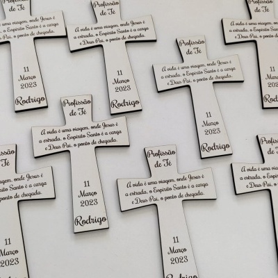 Cruz em mdf laminado