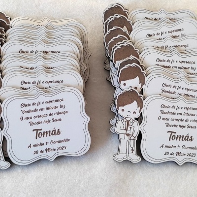 Menino com placa em mdf