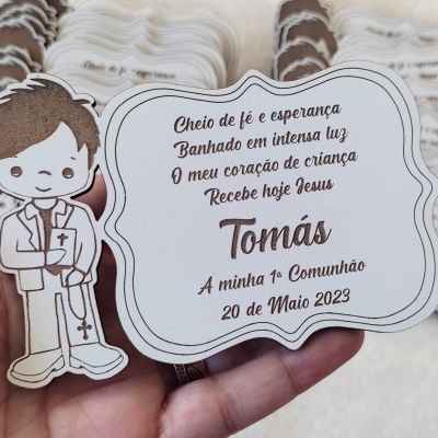 Menino com placa em mdf