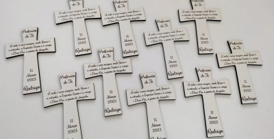 Cruz em mdf laminado