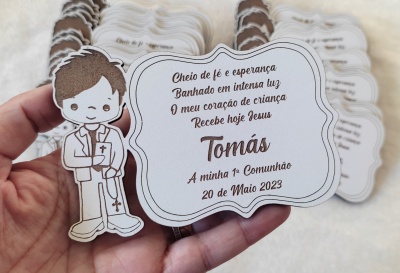 Menino com placa em mdf