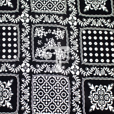 Tecido preto com padrão branco de quadrados florais e geométricos