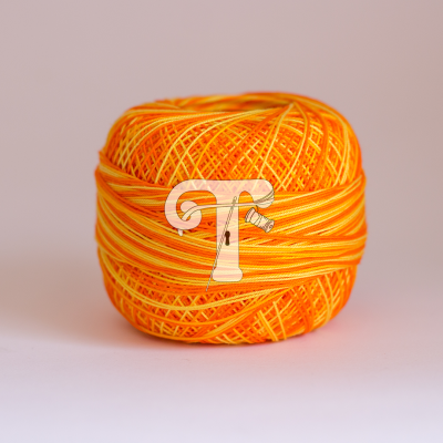 Rolo de linha de algodão laranja e amarelo sobre fundo branco