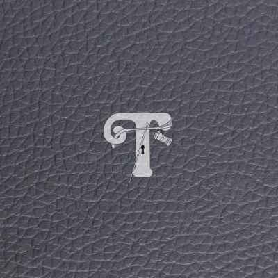 Textura de pele sintética cinzenta escura com logo branco estilizado no centro