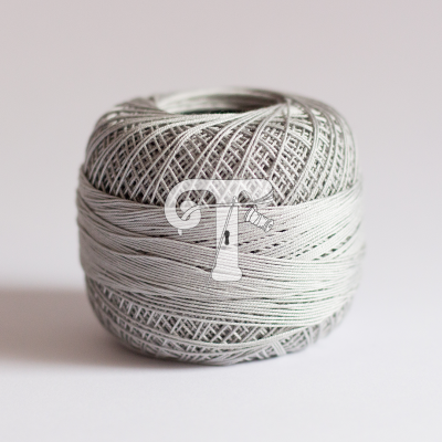 Rolo de linha cinza claro com textura entrelaçada sobre superfície branca