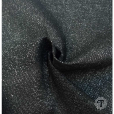Tecido preto com textura fina e ligeiramente brilhante dobrado em espiral.
