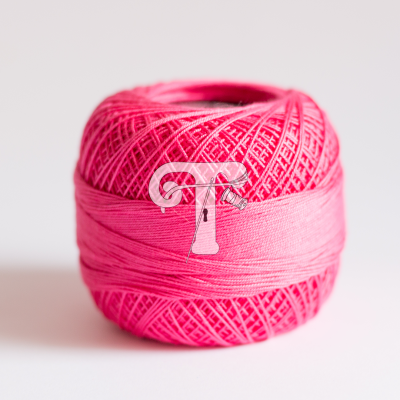 Rolo de fio rosa vibrante com padrão de enrolamento cruzado sobre superfície branca.