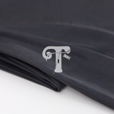 Tecido preto dobrado sobre superfície branca