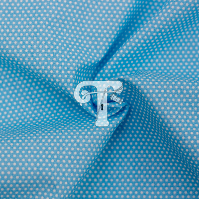 tecido azul claro com bolinhas brancas