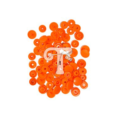 Botões de pressão de plástico laranja sobre fundo branco