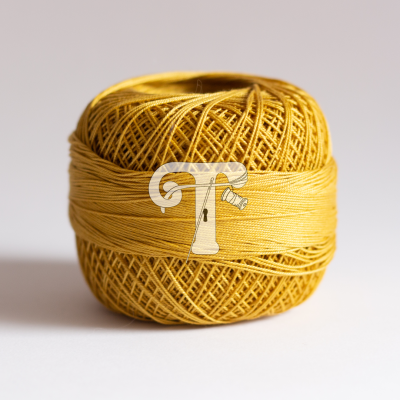 Novelo de fio amarelo dourado com textura fina sobre fundo claro