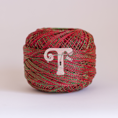Rolo de fio tricolor vermelho, verde e dourado com brilho metálico