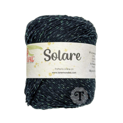 Novelo de lã preto com fios verdes e brancos, etiqueta Solare