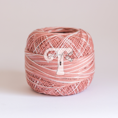 Rolo de fio rosa e branco em fundo branco