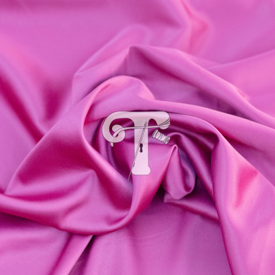 tecido rosa vibrante com brilho sedoso e dobras