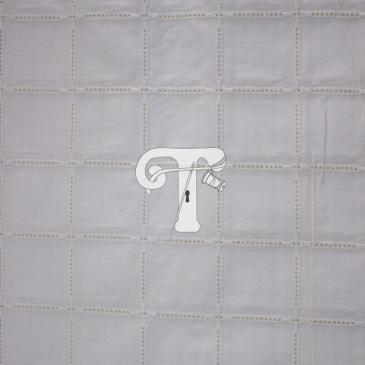 Tecido branco com padrão de quadrados formados por perfurações e costuras