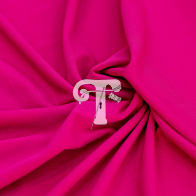 Tecido rosa vibrante com textura suave e dobra em pregas