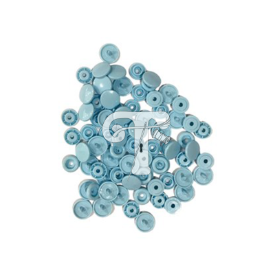 Botões de pressão azuis em plástico sobre fundo branco