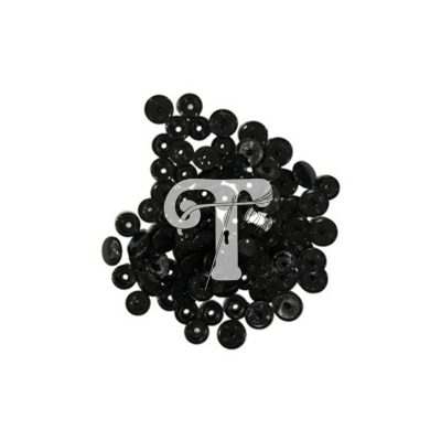 Botões pretos de plástico pequenos sobre fundo branco