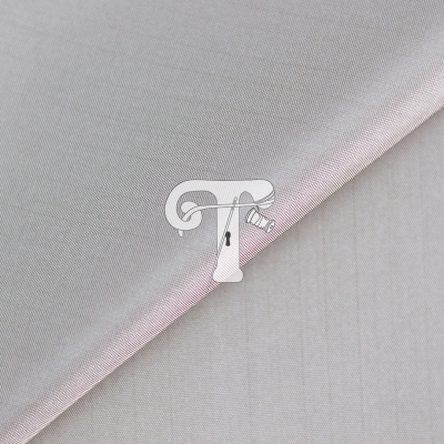 Tecidos dobrados em tons neutros claros com textura lisa.