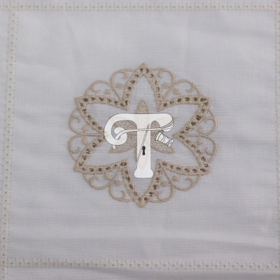 Guardanapo branco com bordado bege decorativo no centro