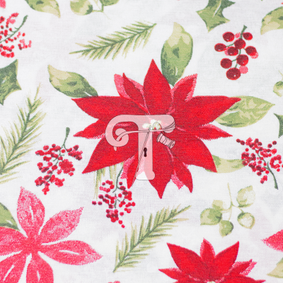 tecido branco com padrão festivo de flores vermelhas e folhas verdes