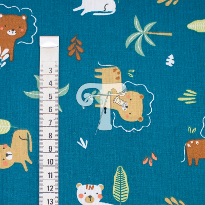 tecido azul com padrão de animais e fita métrica branca