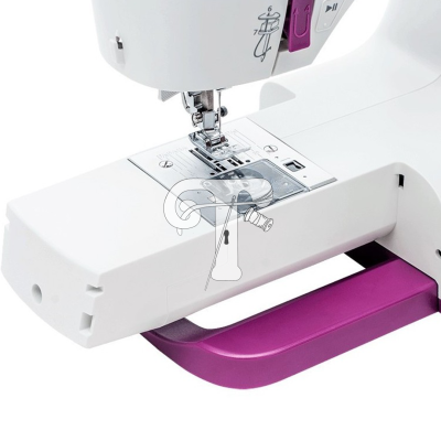 Máquina de costura branca com detalhes em roxo e calcador metálico à vista
